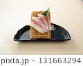 お皿に盛られた刺身 131663294