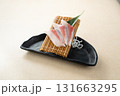 お皿に盛られた刺身 131663295