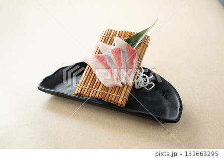 お皿に盛られた刺身 お皿に盛られた刺身 131663295