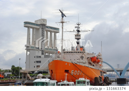 名古屋港の南極観測船「ふじ」とポートビル 131663374