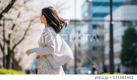 木漏れ日の中で穏やかに過ごす女性のナチュラルポートレート 131663402