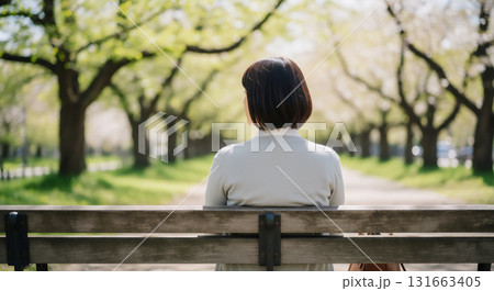 木漏れ日の中で穏やかに過ごす女性のナチュラルポートレート 131663405