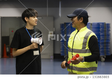 イベントスタッフとして働く男性 イベントスタッフとして働く男性 131663803