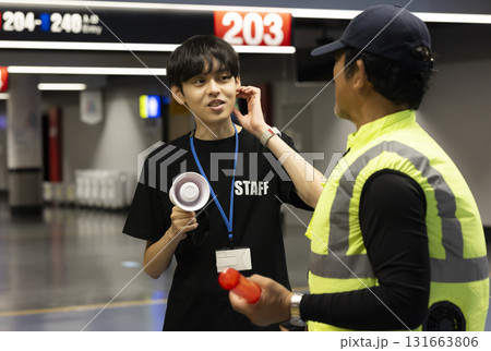 イベントスタッフとして働く男性 131663806