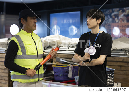 イベントスタッフとして働く男性 131663807