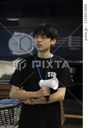 イベントスタッフとして働く男性 131663808