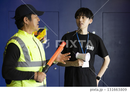 イベントスタッフとして働く男性 131663809