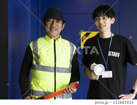 イベントスタッフとして働く男性 イベントスタッフとして働く男性 131663810