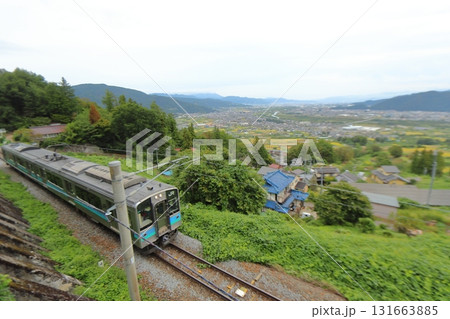 姨捨駅下の本線を走るE127系普通列車と善光寺平(JR篠ノ井線) 姨捨駅下の本線を走るE127系普通列車と善光寺平(JR篠ノ井線) 131663885