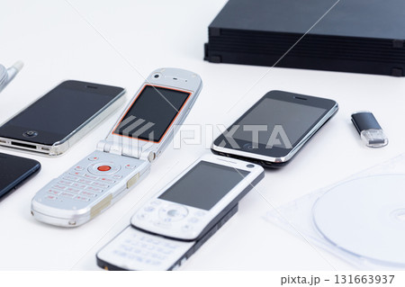 ガラケーとUSBとCD-R ガラケーとUSBとCD-R 131663937