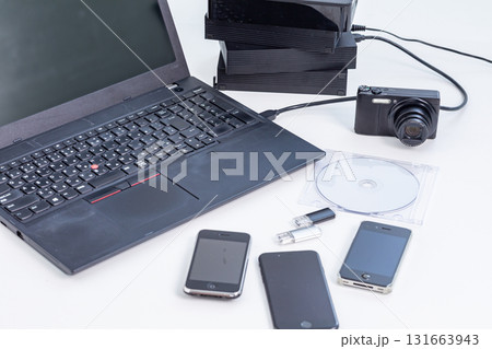 ノートパソコンとハードディスクとスマートフォン ノートパソコンとハードディスクとスマートフォン 131663943