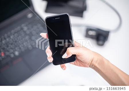 スマホのデータを移行する手元 131663945