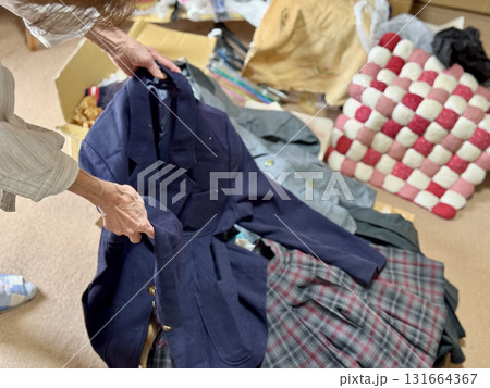 女子学生の制服を持つ高齢女性の手元 女子学生の制服を持つ高齢女性の手元 131664367