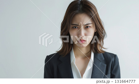怒っているオフィスワーカー、中年日本人女性 怒っているオフィスワーカー、中年日本人女性 131664777