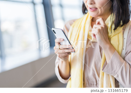 スマホを操作するミドル・シニアの女性。 131665179