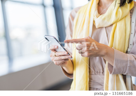 スマホを操作するミドル・シニアの女性。 131665186