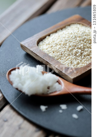 乾燥麹と粗塩で塩麹作り　混ぜる前の材料 131665809