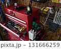 赤い工具箱のあるガレージ 131666259