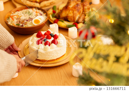 クリスマスのホームパーティーをするファミリー 131666711