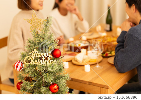 クリスマスのホームパーティーをするファミリー 131666890