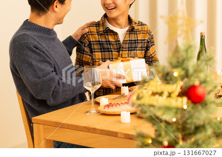 クリスマスのホームパーティーをするファミリー 131667027