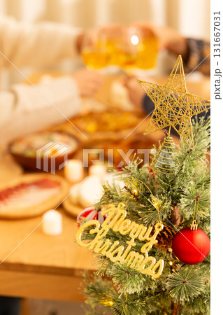 クリスマスのホームパーティーで乾杯をするファミリー 131667031