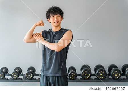スポーツジムでトレーニングする若いアジア人男性 スポーツジムでトレーニングする若いアジア人男性 131667067