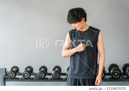 スポーツジムでトレーニングする若いアジア人男性 131667070