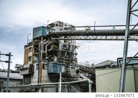 配管と鉄骨が描く美しい工場アーキテクチャの世界 131667071