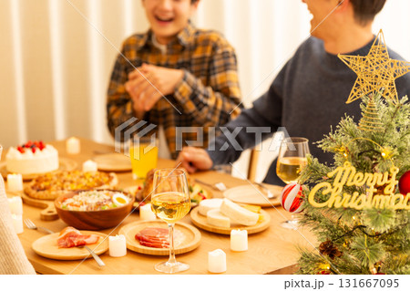 クリスマスのホームパーティーをするファミリー 131667095