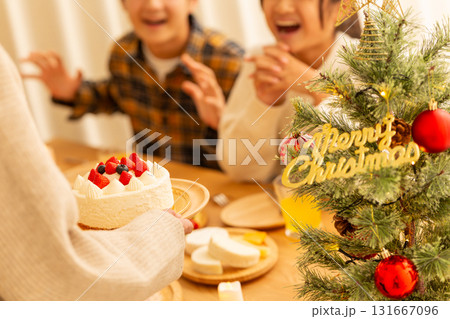 クリスマスのホームパーティーをするファミリー クリスマスのホームパーティーをするファミリー 131667096