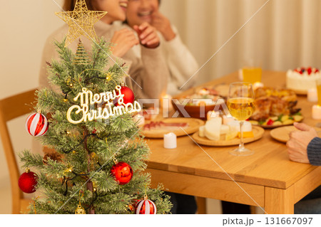 クリスマスのホームパーティーをするファミリー クリスマスのホームパーティーをするファミリー 131667097