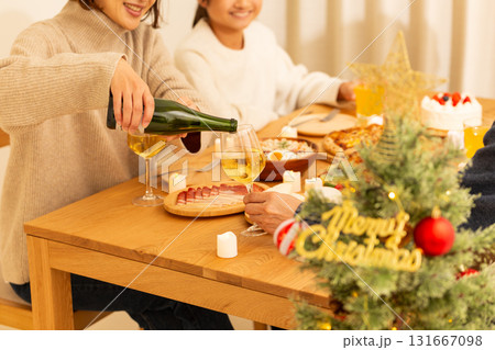 クリスマスのホームパーティーをするファミリー 131667098