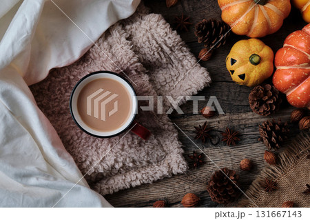 ミルクティーとハロウィンの飾り 131667143