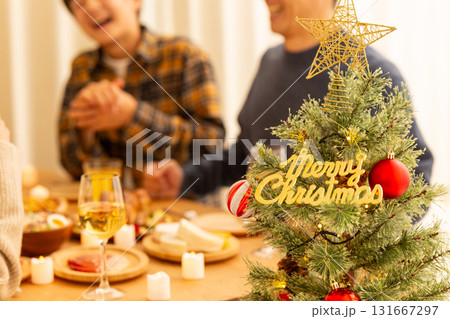 クリスマスのホームパーティーをするファミリー 131667297