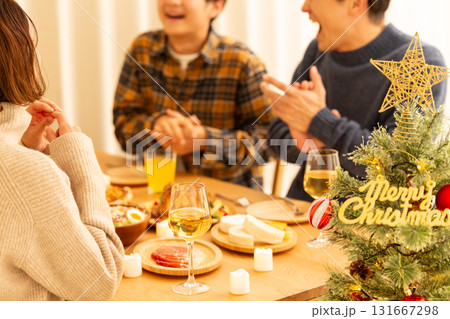 クリスマスのホームパーティーをするファミリー クリスマスのホームパーティーをするファミリー 131667298