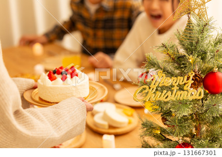 クリスマスのホームパーティーをするファミリー 131667301