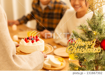 クリスマスのホームパーティーをするファミリー 131667302