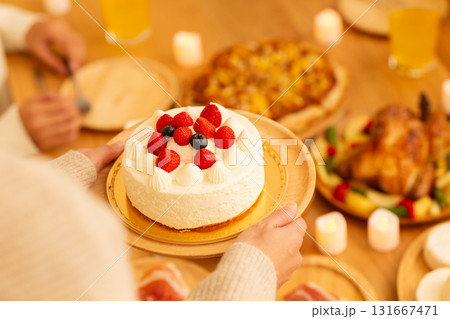 クリスマスのホームパーティーをするファミリー 131667471