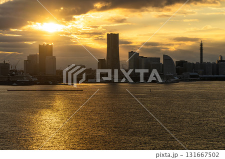 《神奈川県》横浜都市風景・黄金色の夕暮れ 131667502