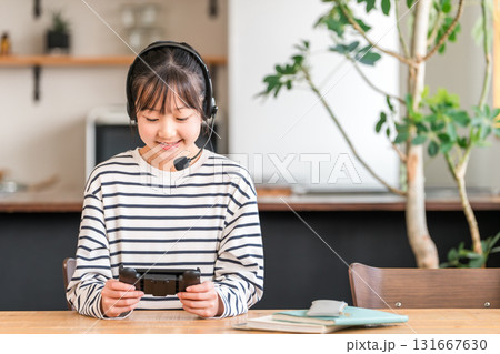 リビングでオンラインゲーム,テレビゲームをする小学生,中学生,高校生の女の子 131667630