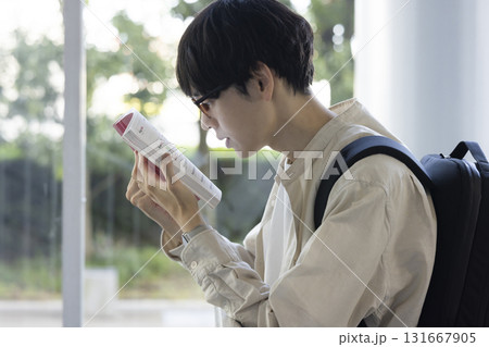 読書する学生 131667905
