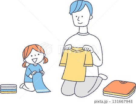 女の子と一緒に洗濯物を畳むお父さん 131667948