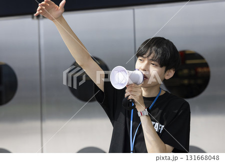 イベントスタッフのバイトをする男性 131668048