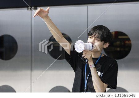 イベントスタッフのバイトをする男性 イベントスタッフのバイトをする男性 131668049