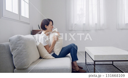 テレビを見ている女性 テレビを見ている女性 131668109