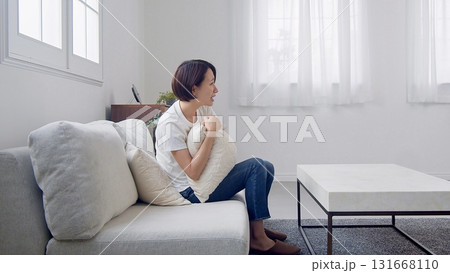テレビを見ている女性 テレビを見ている女性 131668110