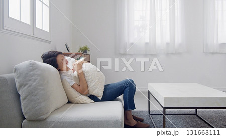 テレビを見ている女性 テレビを見ている女性 131668111