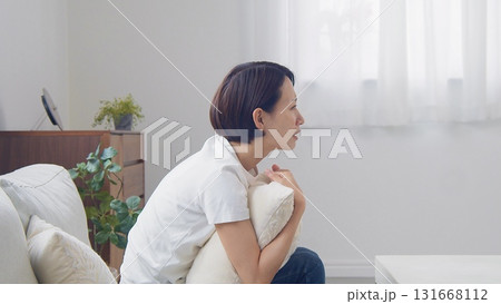 テレビを見ている女性 131668112
