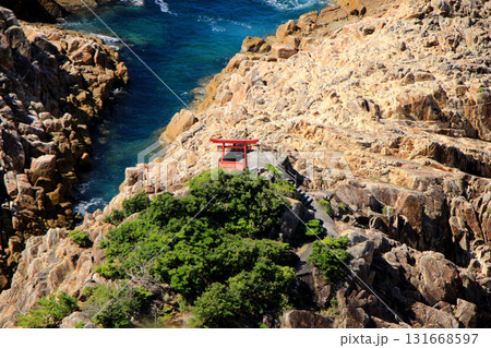 青い海と岩礁 131668597